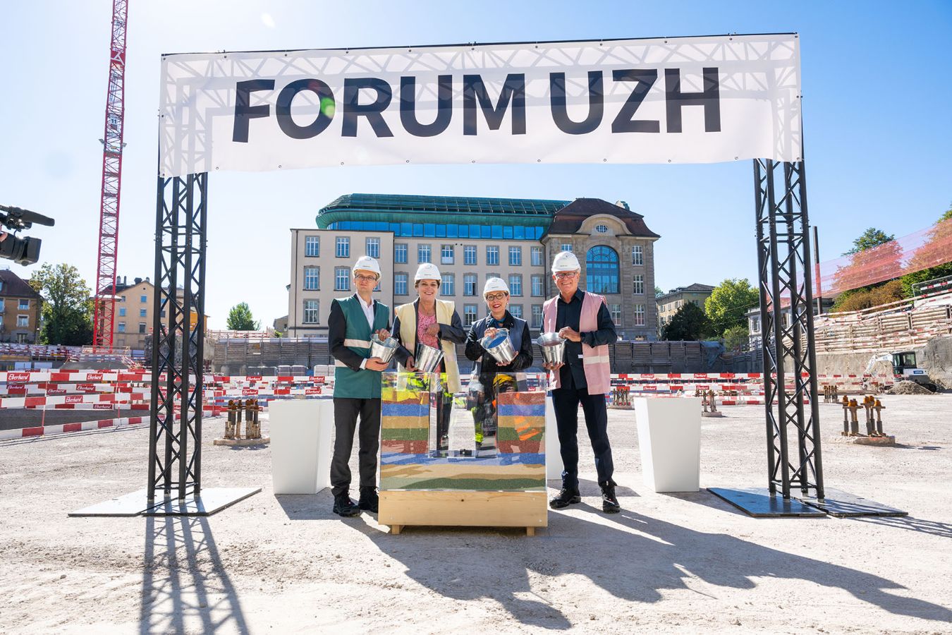 Pflanzten symbolisch eine baumähnliche Skulptur in die Bodenplatte: Baudirektor Martin Neukom, Bildungsdirektorin Silvia Steiner sowie Gabriele Siegert, Vize-Rektorin der Universität Zürich, und Pierre de Meuron, Gründungspartner Herzog & de Meuron. Was heute symbolisch verwurzelt wurde, wächst in den nächsten Jahren in die Höhe. (Foto: Frank Brüderli)